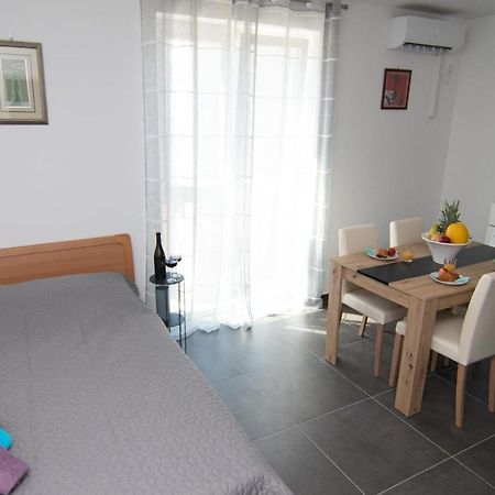 Valkane Beach Studio Apartment พูลา ภายนอก รูปภาพ