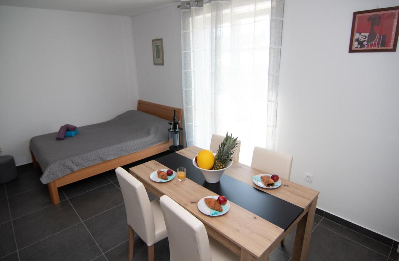 Valkane Beach Studio Apartment พูลา ภายนอก รูปภาพ