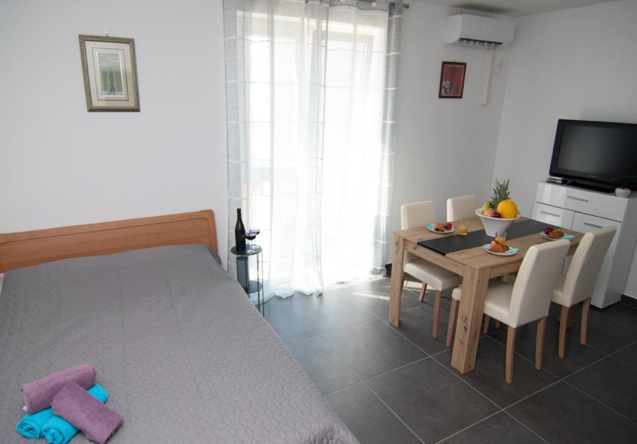 Valkane Beach Studio Apartment พูลา ภายนอก รูปภาพ