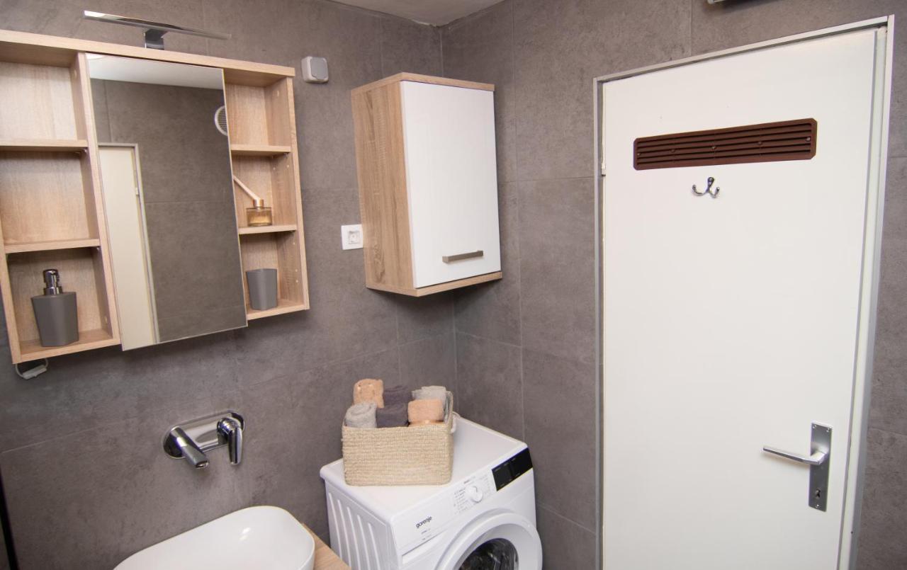Valkane Beach Studio Apartment พูลา ภายนอก รูปภาพ