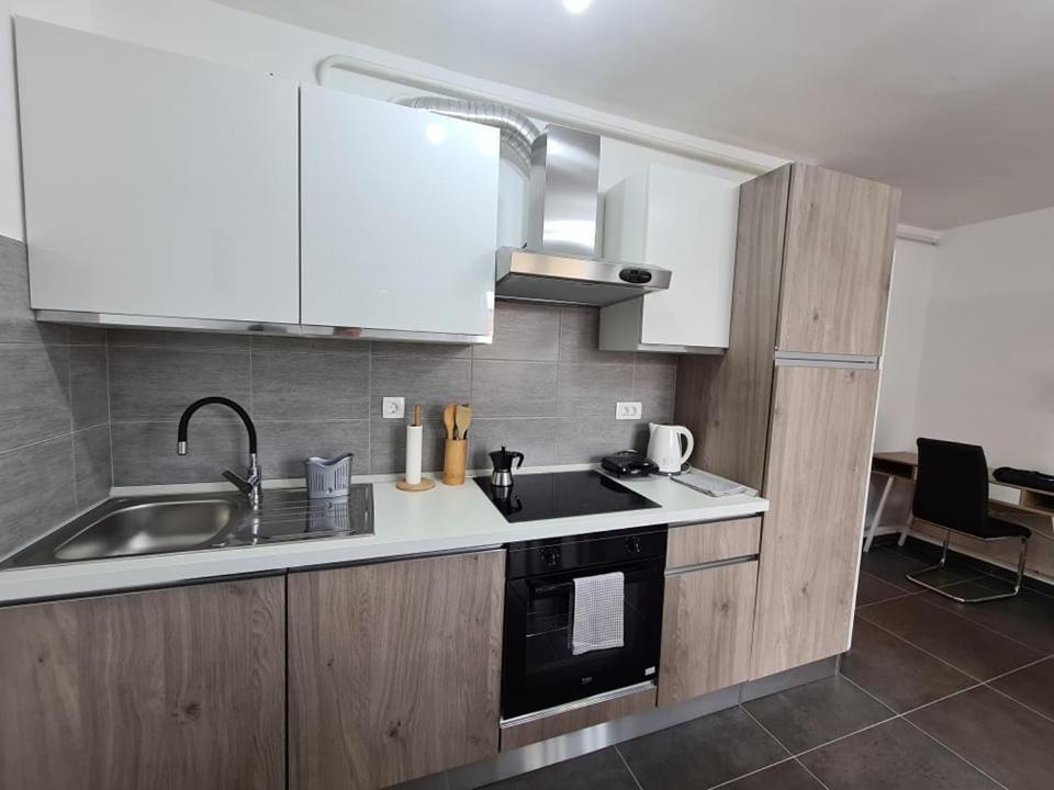 Valkane Beach Studio Apartment พูลา ภายนอก รูปภาพ