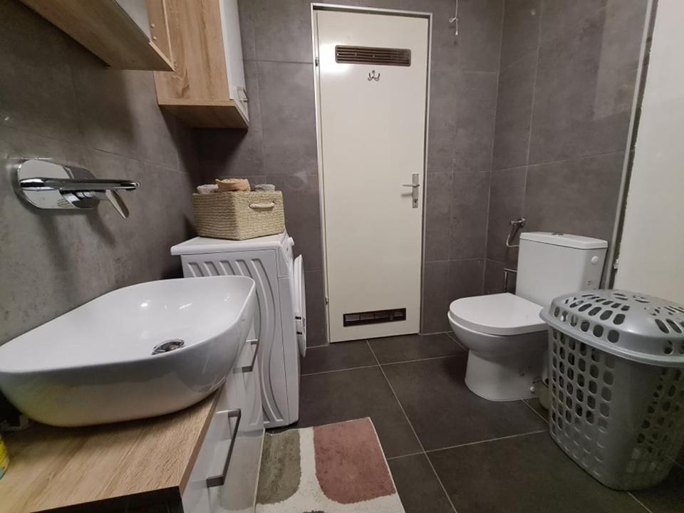 Valkane Beach Studio Apartment พูลา ภายนอก รูปภาพ