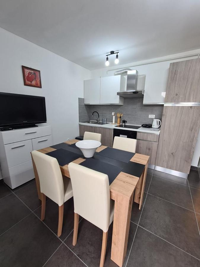 Valkane Beach Studio Apartment พูลา ภายนอก รูปภาพ